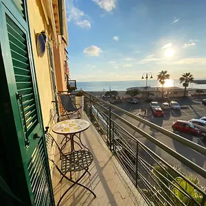  Apartment L'eternita' E' Il Mare Mischiato Col Sole Rimbaud Italien